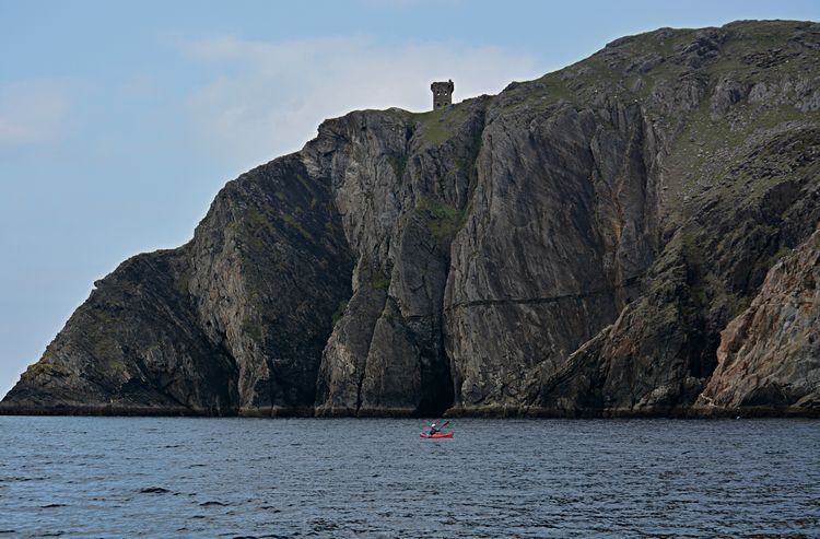 welovedonegal's tweet photo. Good #Friday morning from #WeLoveDonegal 💚💛 

Today's #GoodMorning photograph is of a lone kayaker under the Napoleonic Tower on the cliffs of Sliabh Liag #Donegal 

#SliabhLiag #SlieveLeague #cliffs 
#kayakers #NapoleonicTowers #towers 
#Ireland 
@ThePhotoHour https://t.co/pmaD7qXzGO
