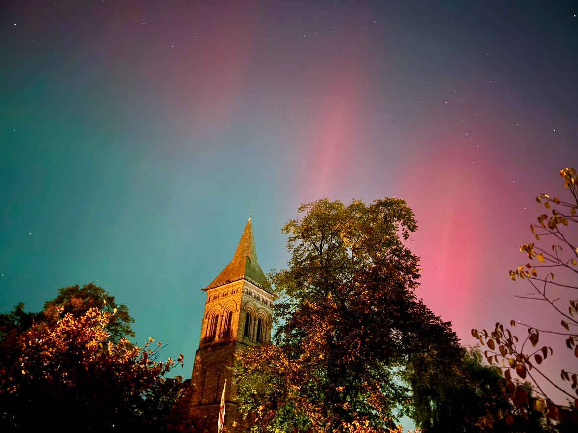 WOW!!!

Thank to Studio 9 Ltd for this incredible picture of the northern lights last night over church - anyone else see them?

#Church #Atlrincham #northernlights #aurora