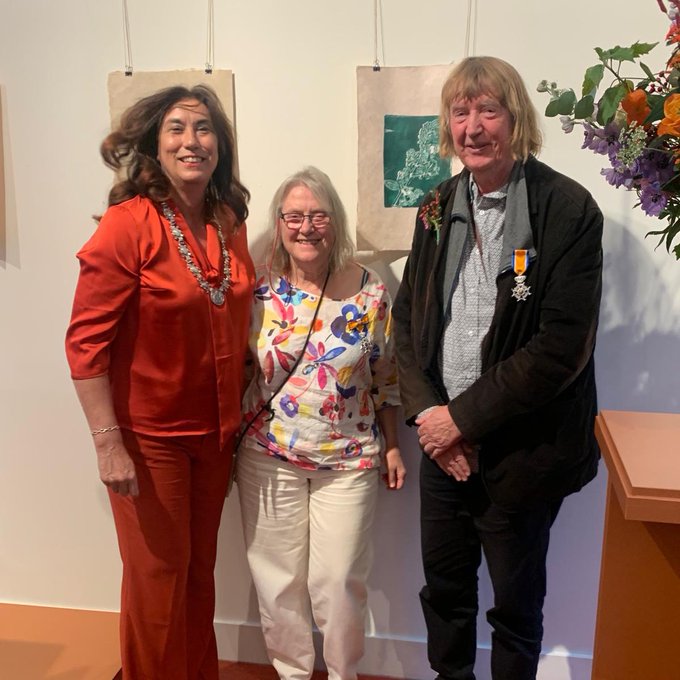 👑 Ton Heijdra en Alice Roegholt zijn benoemd tot Ridder in de Orde van Oranje-Nassau. Zij kregen deze onderscheiding voor het oprichten van Museum Het Schip. Dit is van grote waarde geweest voor het op de kaart zetten van de Amsterdamse Schoolstijl.