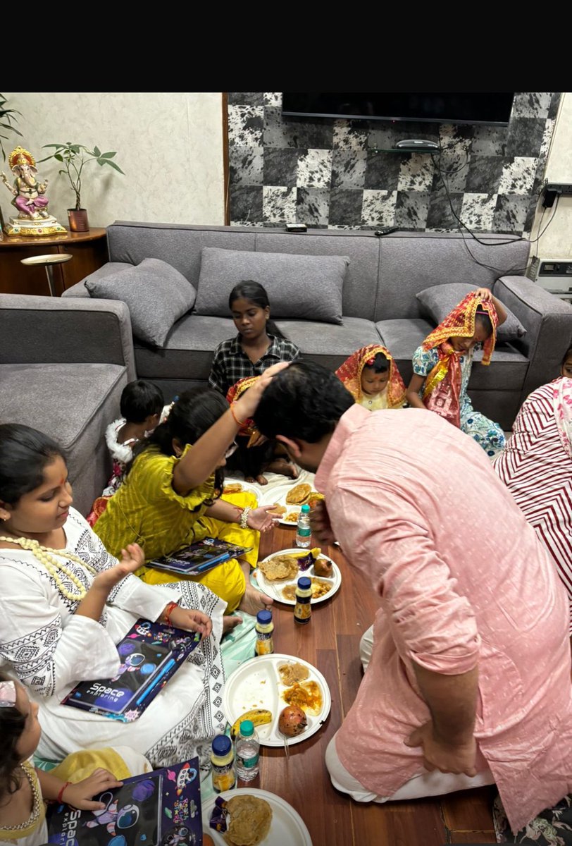 नवरात्रि में कन्या पूजन किया एवं देवी स्वरूप कन्याओं से आशीर्वाद ग्रहण किया ।माता रानी विश्व में सुख शांति कि स्थापना करे।जय माता दी🙏