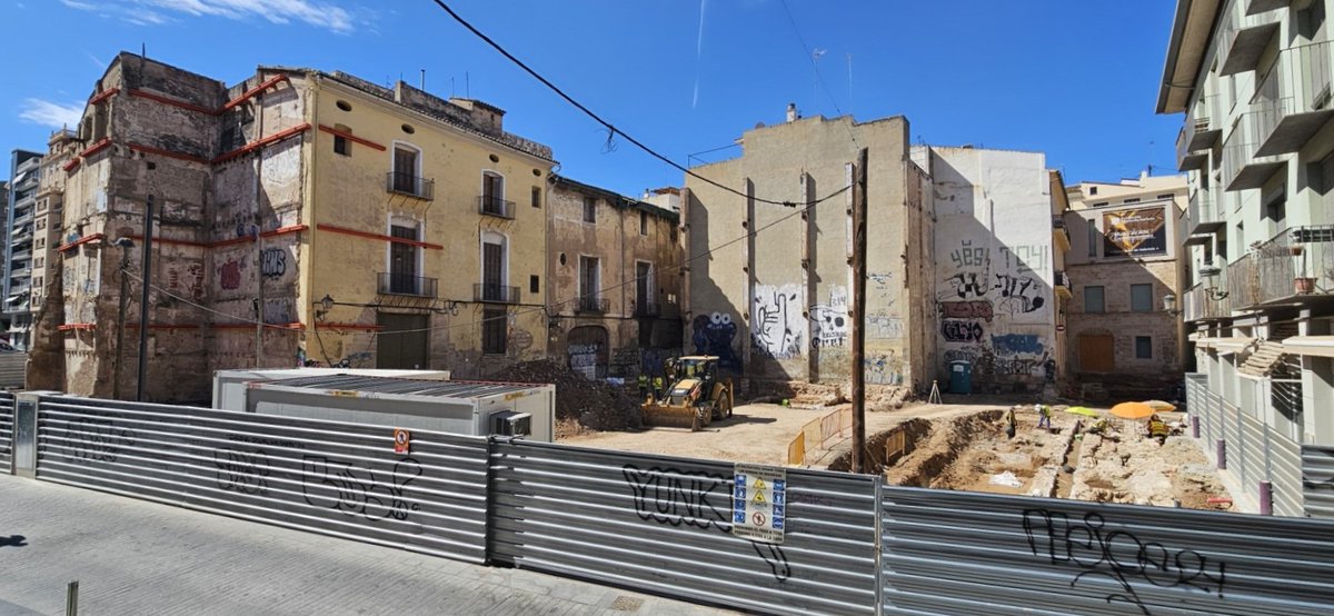 Solars en Trànsit: l’exposició que denuncia l’especulació urbanística que buida Ciutat Vella
Dilluns, 14 d’octubre a les 7 , presentació de l'expo al pati de la Posada de Morella del CM de la Joventut de Ciutat Vella, al carrer Morella 3
Vos esperem!
amicsdelcarme.com/solars-a-trans…