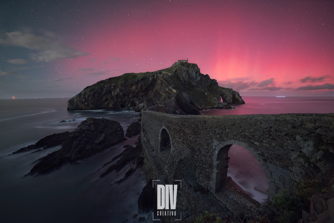 Los pilares de la aurora boreal bailando encima de San Juan de Gaztelugatxe.