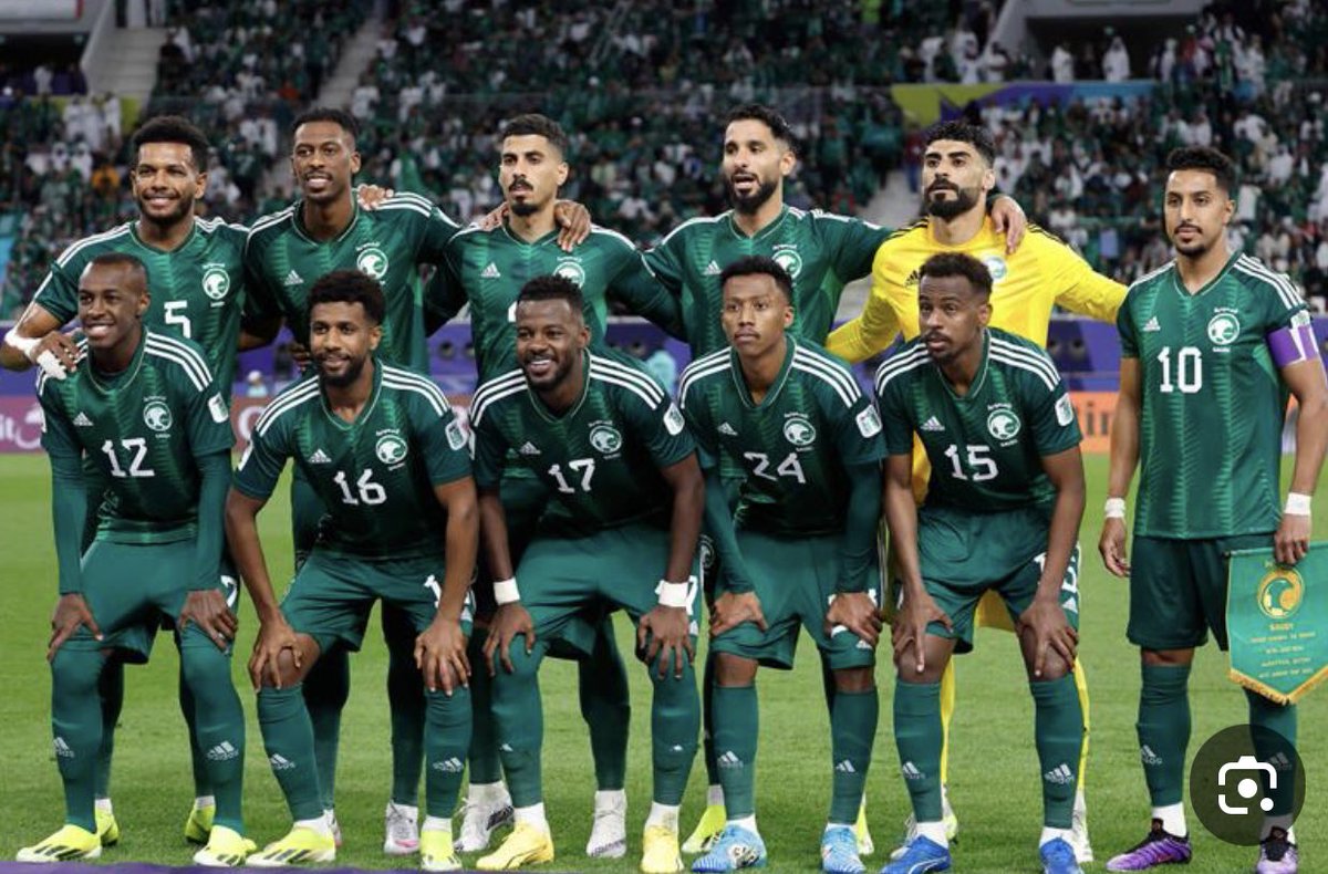 A_algrni's tweet photo. كلّ من يرمي المسئولية على مدرب المنتخب أو اللاعبين أو حتى الاتحاد السعودي حول سلبية النتائج فهو يكابر أو يحاول ايجاد مبرر سهل وقريب ..

كيف تريد من لاعبين ٩٠٪ منهم لايشاركون أساسيين مع أنديتهم أن يتفوقوا على منتخبات جُلّ لاعبيهم يشاركون بشكل مستمر مع أنديتهم وفي أندية أوروبية لها وزنها ؟

 حدّث العاقل بما يُعقل ..باختصار استمرار زيادة المحترفين الأجانب في دورينا لن يجلب لك منتخب قوي تراهن عليه!!

#السعودية_اليابان #تصفيات_آسيا_لكأس_العالم