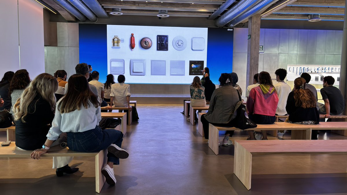 innobaix's tweet photo. Avui l’#innobus24 visita #lacasadelallum, seu de l’empresa @SimonElectricES. Una companyia familiar de mes de 100 anys que crea llar i innova per seguir-ne creant molt més temps. https://t.co/pDM9CZxAxM