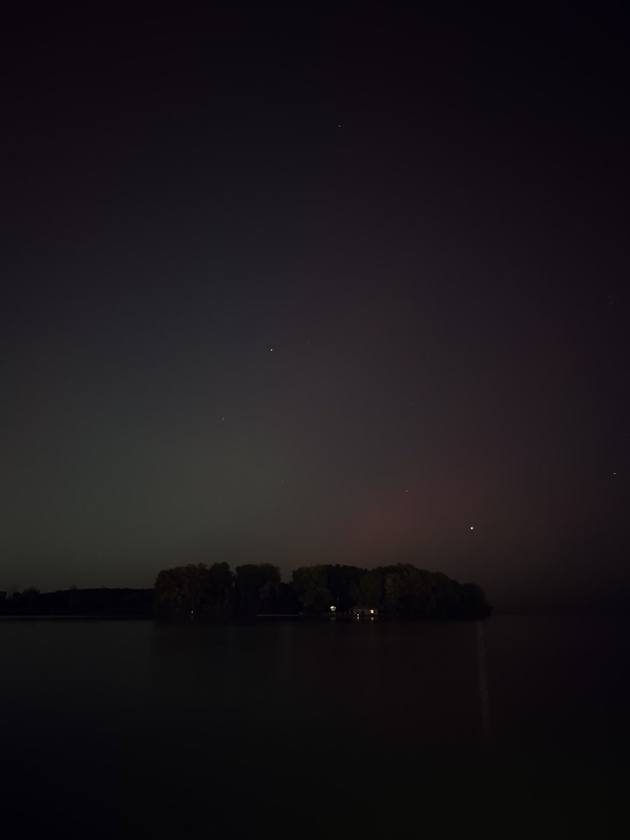 Northern Lights over Peche Island in Windsor tonight. 

First time I saw them was up in Labrador, stumbling out of a house party.

The story was if you whistle, they dance.

newsinteractives.cbc.ca/longform/legen…