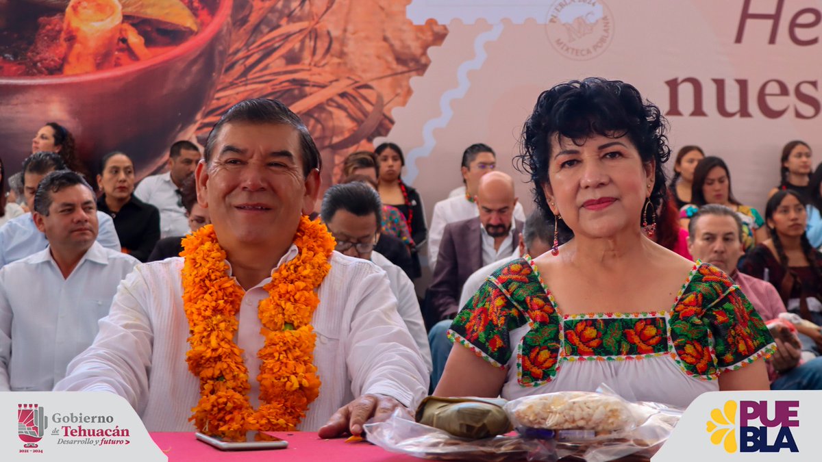 TehuacanGob's tweet photo. ¡Hoy inauguramos la temporada del #MoleDeCaderas2024! El gobernador @SergioSalomonC y el alcalde @PedroTepoleH celebran este platillo emblemático que resalta la riqueza cultural de Puebla.  ¡A disfrutar de esta deliciosa tradición! #Puebla 🍴✨ https://t.co/If4oEvFtI0