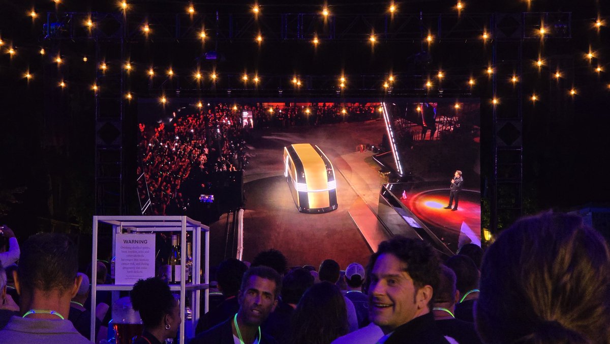 DirtyTesLa's tweet image. Surprise autonomous vehicles 😱😱 up to 20 people at a time!