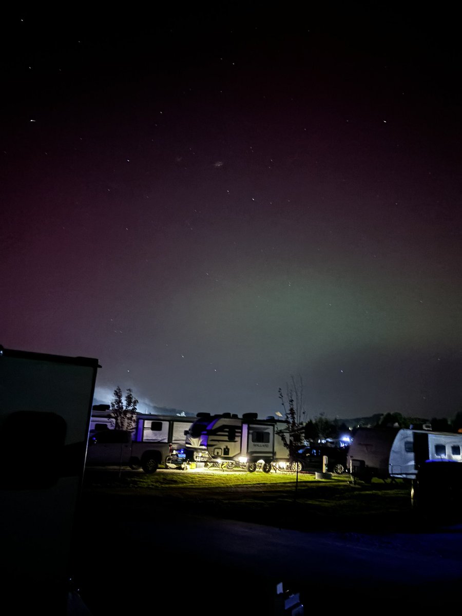 lamagaw's tweet photo. Northern lights  - Avery County, NC⛰️ #northernlights #NorthCarolina https://t.co/5lP4SfPiNP