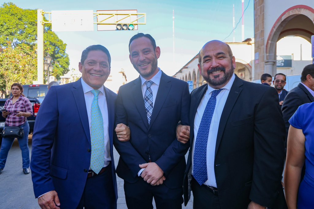 Un enorme gusto poder encontrarme en la toma del ayuntamiento de silao con una gran amiga <a href="/MurilloMelanie/">Melanie Murillo</a> .
Silao queda en excelentes manos con una mujer trabajadora, innovadora y humana.