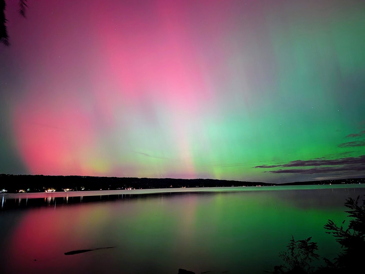 Northern lights over Cayuga Lake! 

Absolutely gorgeous 🤩 
#Auroraborealis