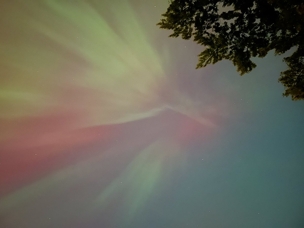 YjanGordon's tweet photo. Quite the light show in Madison this evening https://t.co/ubxx6qs5Xr