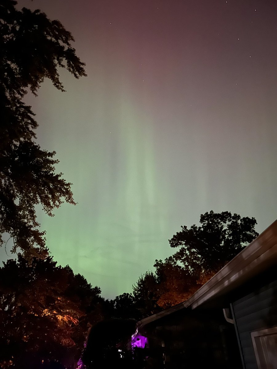 YjanGordon's tweet photo. Quite the light show in Madison this evening https://t.co/ubxx6qs5Xr