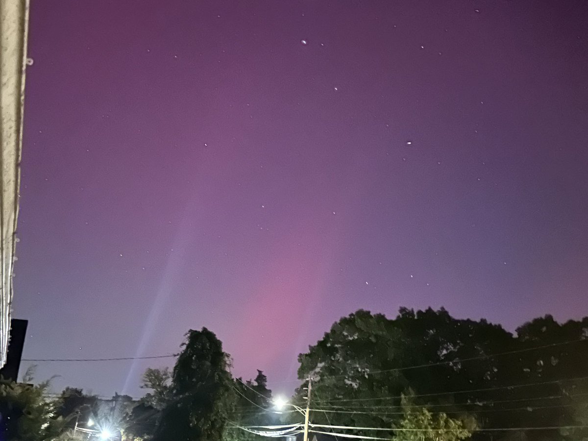 Mommaof2's tweet photo. Something I never ever thought I would see. First one is right outside my door. 2nd one from the lake about a mile away where I knew it would be a little darker. Just amazing. #northernlights #innj https://t.co/mY1DRAr31o