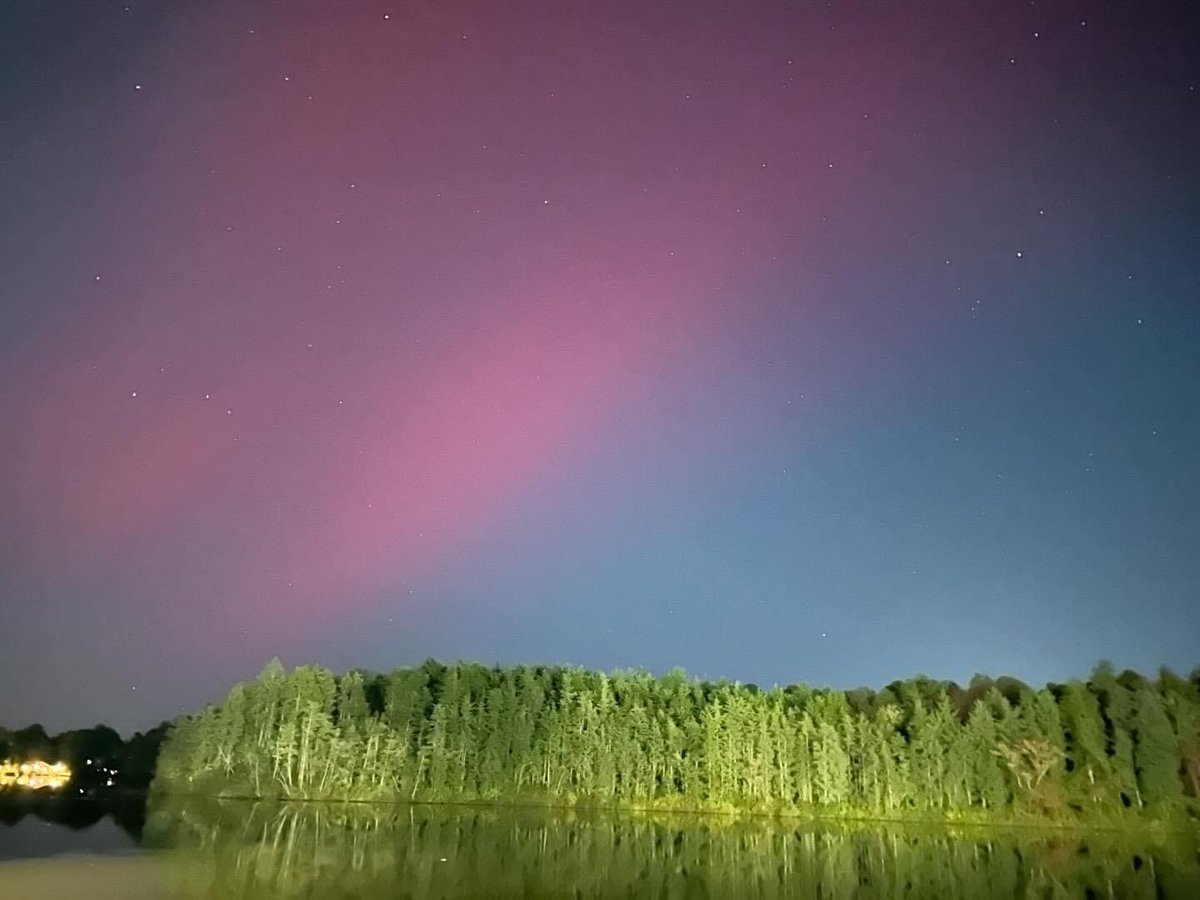 Mommaof2's tweet photo. Something I never ever thought I would see. First one is right outside my door. 2nd one from the lake about a mile away where I knew it would be a little darker. Just amazing. #northernlights #innj https://t.co/mY1DRAr31o