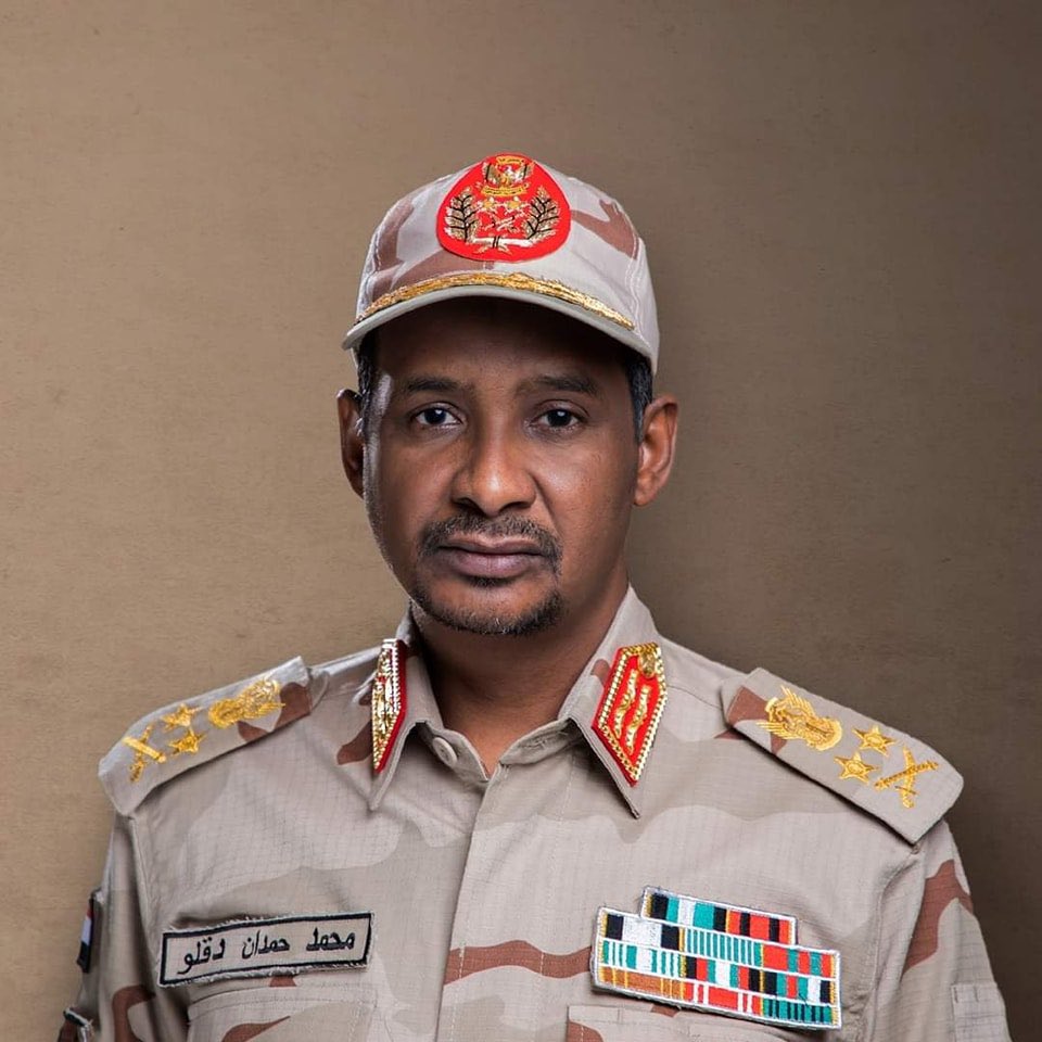 DarfurPost's tweet image. قائد مليشيات الدعم السريع في #السودان محمد حمدان (حميدتي)

🔴 قواتنا في جبل موية بولاية سنار قتلوا وضربوا غدرا بالطيران المصري

🔴 صمتنا كثيرا على مشاركة الطيران المصري في الحرب حتى يتراجعوا لكنهم تمادوا الآن

#دارفور_بوست