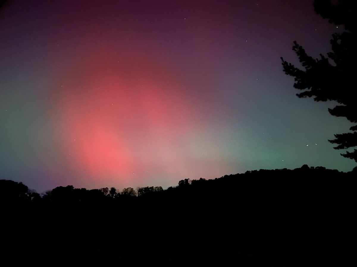 kelsmcroberts's tweet photo. speechless. It wasn’t ~this~ vivid irl but these photos are 100% untouched. #auroraborealis https://t.co/6CO0MW0H0Y