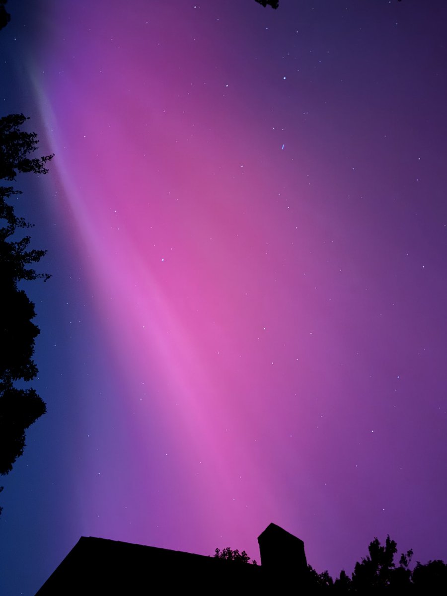 thefinalbimbo's tweet photo. Northern lights from Massachusetts #northernlights #auroraborealis https://t.co/zgif2JPtcv