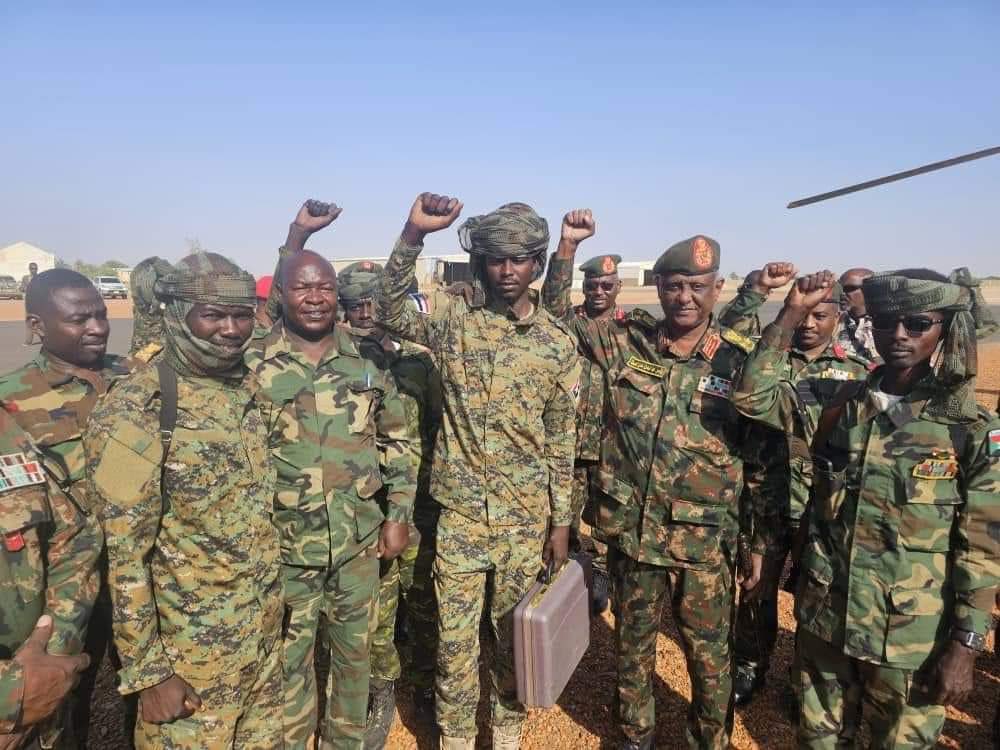 DarfurPost's tweet image. #عاجل 

قائد العملية الانتحارية بالقوة المشتركة لحركات الكفاح المسلح وليد جنا عبر صفحته الرسمية بموقع فيسبوك:
"اليوم تم تكريمي من قبل الفريق اول ركن ياسر العطا مساعد رئيس مجلس السيادة الشكر له ولرفاقي في المشتركة والقوات المسلحة والقوات المساندة.
مشتركة فوق"

#دارفور_بوست