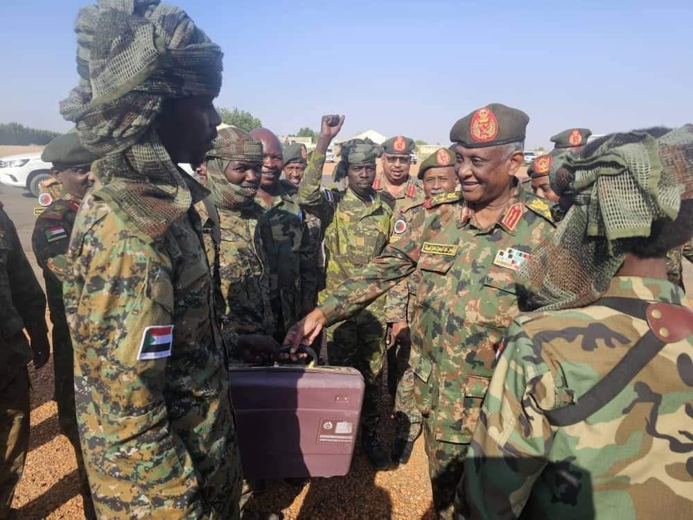 DarfurPost's tweet image. #عاجل 

قائد العملية الانتحارية بالقوة المشتركة لحركات الكفاح المسلح وليد جنا عبر صفحته الرسمية بموقع فيسبوك:
"اليوم تم تكريمي من قبل الفريق اول ركن ياسر العطا مساعد رئيس مجلس السيادة الشكر له ولرفاقي في المشتركة والقوات المسلحة والقوات المساندة.
مشتركة فوق"

#دارفور_بوست