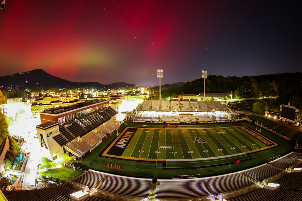 AppState_FB's tweet photo. 𝗡𝗼𝗿𝘁𝗵 𝗘𝗻𝗱 𝗭𝗼𝗻𝗲 𝗟𝗶𝗴𝗵𝘁𝘀

#GoApp #MountainStrong https://t.co/jDeWfa5crP