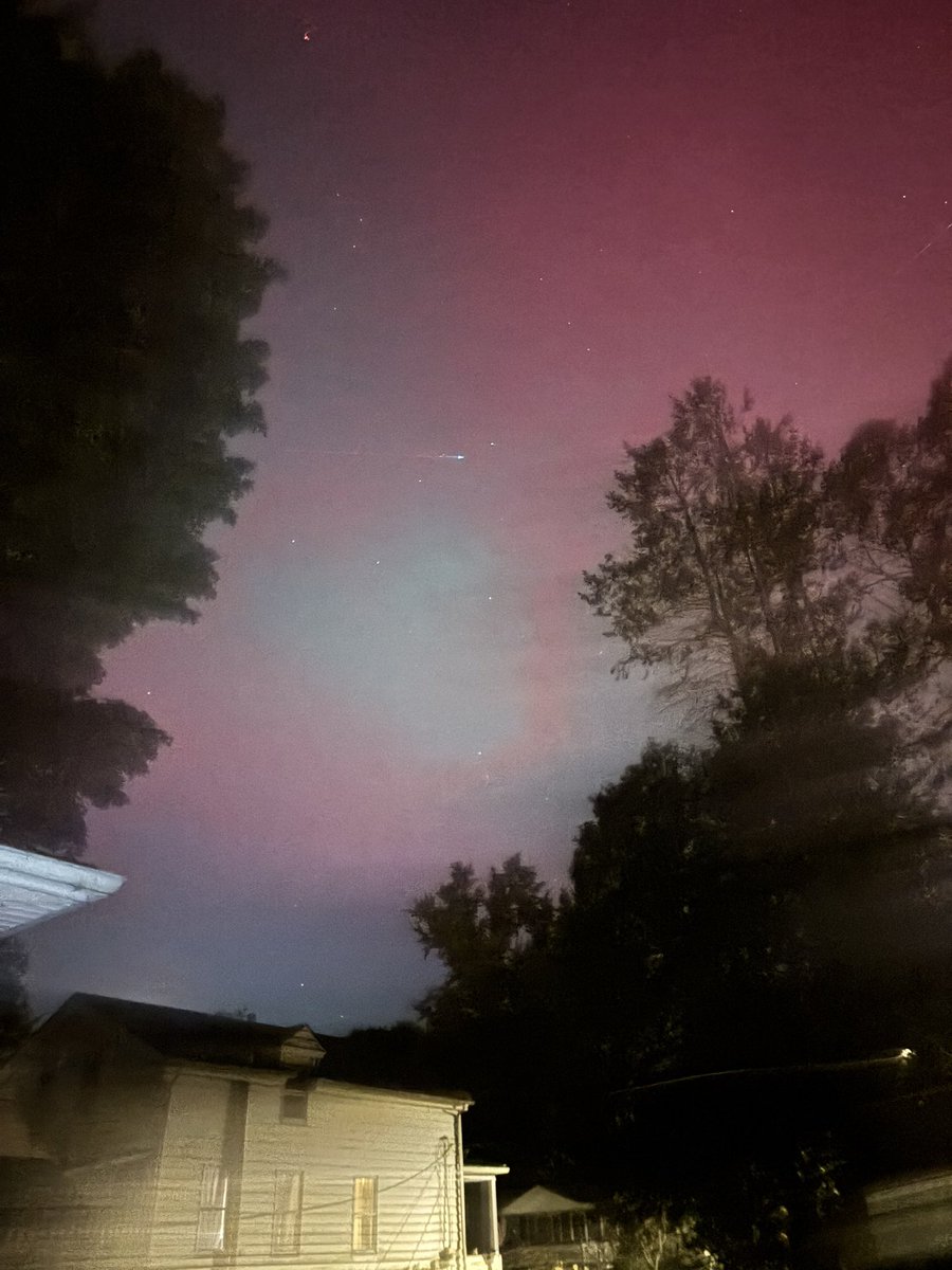 casouc's tweet photo. voltndo a twitter aqui pra dizer que EU VI A AURORA BOREAL DO MEU JARDIMMM https://t.co/QsCn4ClAKE