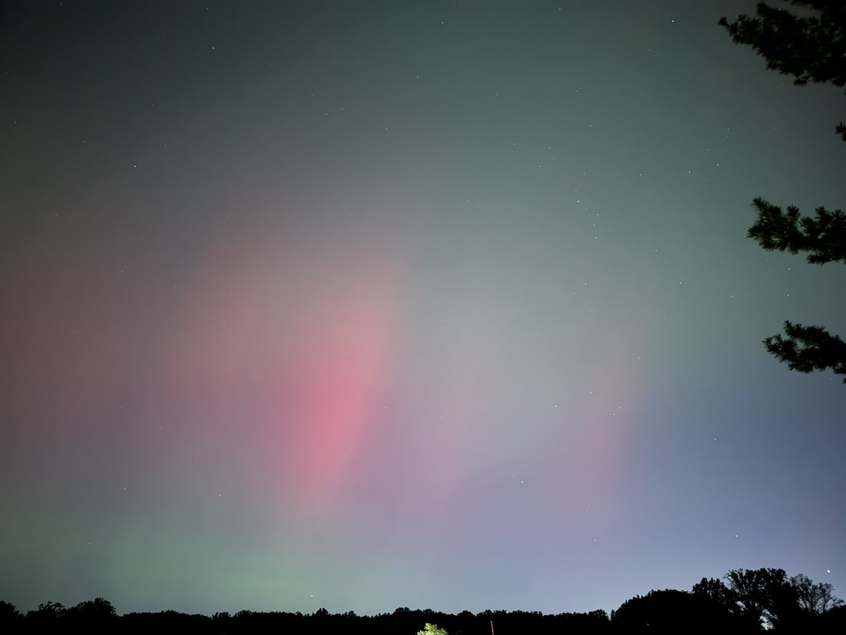 jjpink98's tweet photo. unreal view of the #northernlights tonight in Maryland🥹💚 https://t.co/YhASCNs6Zh