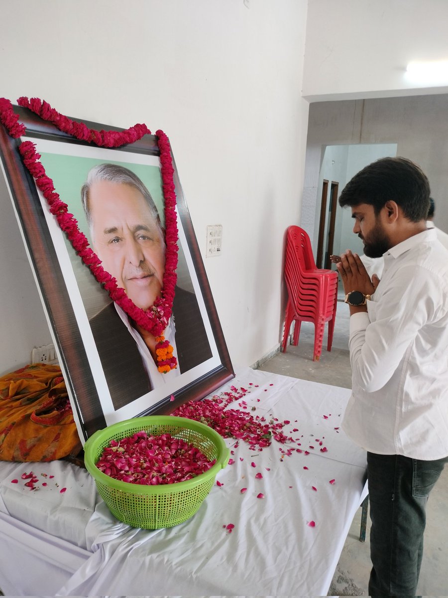 iamanand97's tweet photo. #स्मृतिशेष नेता जी की #द्वितीय पुण्य तिथि पर कोटि_ कोटि नमन।।💐🙏🙏❤️
 
#श्रद्धेय_नेता_जी_अमर_रहें।।💐🙏🙏🙏❤️

@yadavakhilesh 
@shivpalsinghyad 
@dimpleyadav 
@samajwadiparty 
@MPDharmendraYdv 
@atulpradhansp 
@anuragyadav0107 
@yadavteju 
@yadavtejashwi https://t.co/b8N0iGlUVl