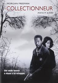 merlinpapin3's tweet photo. .@FredOL69007 #DéfiCinéClassique2024 Octobre (Etat Sud/Caroline du Nord) avec le film #LeCollectionneur de Gary Felder (1997) avec Morgan Freeman Ashley Judd Cary Elwes Tony Goldwyn Jay O.Sanders Brian Cox Jeremy Piven Richard T.Jones Roma Maffia Gina Ravera William Converse-Roberts
Le policier Alex Cross apprend que sa niĂšce a disparu. Poursuivant les recherches Ă titre personnel, il se rend Ă Durham, en Caroline du Nord. Il apprend alors que huit autres jeunes filles belles et talentueuses ont aussi Ă©tĂ© kidnappĂ©es et que lâune dâelles a Ă©tĂ© assassinĂ©e. LâenquĂȘte menĂ©e lui permet de dĂ©couvrir un tĂ©moin, puis la cachette du meurtrier, qui se fait appeler « Casanova ».
Le Collectionneur de Gary Felder, sorti en 1997, est un thriller psychologique qui suit les traces du cĂ©lĂšbre Le Silence des Agneaux, mais sans parvenir Ă atteindre la mĂȘme intensitĂ© ni la mĂȘme profondeur. TirĂ© dâun roman de James Patterson, ce film met en scĂšne Alex Cross, un dĂ©tective et psychologue jouĂ© par Morgan Freeman, un personnage que l'on retrouvera dans deux autres films. Freeman incarne avec talent et gravitĂ© cet enquĂȘteur chevronnĂ©, mais malheureusement, lâintrigue elle-mĂȘme ne parvient pas Ă exploiter pleinement le potentiel du personnage ni Ă renouveler le genre.
Le film raconte lâenquĂȘte sur un tueur en sĂ©rie particuliĂšrement sadique, qui enlĂšve des jeunes femmes et les retient dans un manoir isolĂ©, les traitant comme des objets de collection. Ă premiĂšre vue, le film possĂšde tous les ingrĂ©dients pour offrir une tension psychologique palpable : un dĂ©tective traumatisĂ© par la perte de sa niĂšce, une journaliste tĂ©moin clĂ© incarnĂ©e par Ashley Judd, et un tueur insaisissable. Cependant, Le Collectionneur souffre dâune certaine prĂ©visibilitĂ©, notamment dans la rĂ©vĂ©lation du tueur, qui manque dâoriginalitĂ©. Le "beau gosse" charismatique, dont on devine rapidement la nature perverse, ne constitue pas un retournement surprenant.
Le film semble trop sâinspirer des recettes Ă©prouvĂ©es par ses prĂ©dĂ©cesseurs dans le genre, en particulier Le Silence des Agneaux. Les comparaisons sont inĂ©vitables, et Le Collectionneur sâen trouve amoindri. Alors que Le Silence des Agneaux parvenait Ă maintenir une tension omniprĂ©sente et Ă surprendre par la complexitĂ© de ses personnages, Le Collectionneur manque cruellement de rythme et dâĂ©lĂ©ments vĂ©ritablement surprenants. La construction narrative est linĂ©aire et suit une trajectoire trop attendue, ce qui dilue lâeffet de suspense. Le manque d'originalitĂ© du scĂ©nario et l'absence de moments vraiment marquants affaiblissent l'impact global du film.
Morgan Freeman, bien qu'excellent comme Ă son habitude, semble parfois coincĂ© dans un rĂŽle qui ne lui permet pas d'explorer toutes les nuances de son personnage. Son Alex Cross manque de profondeur psychologique, et le film Ă©choue Ă capitaliser sur ses talents en tant que dĂ©tective et psychologue. De mĂȘme, le personnage d'Ashley Judd, initialement prometteur, se trouve vite relĂ©guĂ© au rang de victime rĂ©currente des Ă©vĂ©nements, sans vĂ©ritable Ă©volution.
Visuellement, le film ne parvient pas non plus à imposer une ambiance propre, se contentant de reproduire les clichés du thriller des années 90, avec des scÚnes d'action parfois trop convenues et des décors qui manquent de personnalité. Il y a certes quelques scÚnes tendues, notamment dans le manoir du tueur, mais elles n'apportent rien de fondamentalement nouveau au genre.
Le Collectionneur est un thriller efficace mais sans grande saveur, qui peine à se démarquer de ses aßnés comme Le Silence des Agneaux. Avec un manque de surprises, un rythme trop inégal et une intrigue qui se dévoile trop vite, le film finit par s'essouffler avant d'avoir réellement captivé.
Bien qu'il reste regardable, en grande partie grùce à la prestation de Morgan Freeman, il ne laissera pas un souvenir impérissable dans le panthéon des thrillers psychologiques.