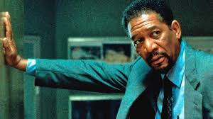 merlinpapin3's tweet photo. .@FredOL69007 #DéfiCinéClassique2024 Octobre (Etat Sud/Caroline du Nord) avec le film #LeCollectionneur de Gary Felder (1997) avec Morgan Freeman Ashley Judd Cary Elwes Tony Goldwyn Jay O.Sanders Brian Cox Jeremy Piven Richard T.Jones Roma Maffia Gina Ravera William Converse-Roberts
Le policier Alex Cross apprend que sa niĂšce a disparu. Poursuivant les recherches Ă titre personnel, il se rend Ă Durham, en Caroline du Nord. Il apprend alors que huit autres jeunes filles belles et talentueuses ont aussi Ă©tĂ© kidnappĂ©es et que lâune dâelles a Ă©tĂ© assassinĂ©e. LâenquĂȘte menĂ©e lui permet de dĂ©couvrir un tĂ©moin, puis la cachette du meurtrier, qui se fait appeler « Casanova ».
Le Collectionneur de Gary Felder, sorti en 1997, est un thriller psychologique qui suit les traces du cĂ©lĂšbre Le Silence des Agneaux, mais sans parvenir Ă atteindre la mĂȘme intensitĂ© ni la mĂȘme profondeur. TirĂ© dâun roman de James Patterson, ce film met en scĂšne Alex Cross, un dĂ©tective et psychologue jouĂ© par Morgan Freeman, un personnage que l'on retrouvera dans deux autres films. Freeman incarne avec talent et gravitĂ© cet enquĂȘteur chevronnĂ©, mais malheureusement, lâintrigue elle-mĂȘme ne parvient pas Ă exploiter pleinement le potentiel du personnage ni Ă renouveler le genre.
Le film raconte lâenquĂȘte sur un tueur en sĂ©rie particuliĂšrement sadique, qui enlĂšve des jeunes femmes et les retient dans un manoir isolĂ©, les traitant comme des objets de collection. Ă premiĂšre vue, le film possĂšde tous les ingrĂ©dients pour offrir une tension psychologique palpable : un dĂ©tective traumatisĂ© par la perte de sa niĂšce, une journaliste tĂ©moin clĂ© incarnĂ©e par Ashley Judd, et un tueur insaisissable. Cependant, Le Collectionneur souffre dâune certaine prĂ©visibilitĂ©, notamment dans la rĂ©vĂ©lation du tueur, qui manque dâoriginalitĂ©. Le "beau gosse" charismatique, dont on devine rapidement la nature perverse, ne constitue pas un retournement surprenant.
Le film semble trop sâinspirer des recettes Ă©prouvĂ©es par ses prĂ©dĂ©cesseurs dans le genre, en particulier Le Silence des Agneaux. Les comparaisons sont inĂ©vitables, et Le Collectionneur sâen trouve amoindri. Alors que Le Silence des Agneaux parvenait Ă maintenir une tension omniprĂ©sente et Ă surprendre par la complexitĂ© de ses personnages, Le Collectionneur manque cruellement de rythme et dâĂ©lĂ©ments vĂ©ritablement surprenants. La construction narrative est linĂ©aire et suit une trajectoire trop attendue, ce qui dilue lâeffet de suspense. Le manque d'originalitĂ© du scĂ©nario et l'absence de moments vraiment marquants affaiblissent l'impact global du film.
Morgan Freeman, bien qu'excellent comme Ă son habitude, semble parfois coincĂ© dans un rĂŽle qui ne lui permet pas d'explorer toutes les nuances de son personnage. Son Alex Cross manque de profondeur psychologique, et le film Ă©choue Ă capitaliser sur ses talents en tant que dĂ©tective et psychologue. De mĂȘme, le personnage d'Ashley Judd, initialement prometteur, se trouve vite relĂ©guĂ© au rang de victime rĂ©currente des Ă©vĂ©nements, sans vĂ©ritable Ă©volution.
Visuellement, le film ne parvient pas non plus à imposer une ambiance propre, se contentant de reproduire les clichés du thriller des années 90, avec des scÚnes d'action parfois trop convenues et des décors qui manquent de personnalité. Il y a certes quelques scÚnes tendues, notamment dans le manoir du tueur, mais elles n'apportent rien de fondamentalement nouveau au genre.
Le Collectionneur est un thriller efficace mais sans grande saveur, qui peine à se démarquer de ses aßnés comme Le Silence des Agneaux. Avec un manque de surprises, un rythme trop inégal et une intrigue qui se dévoile trop vite, le film finit par s'essouffler avant d'avoir réellement captivé.
Bien qu'il reste regardable, en grande partie grùce à la prestation de Morgan Freeman, il ne laissera pas un souvenir impérissable dans le panthéon des thrillers psychologiques.