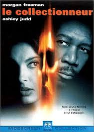 merlinpapin3's tweet photo. .@FredOL69007 #DéfiCinéClassique2024 Octobre (Etat Sud/Caroline du Nord) avec le film #LeCollectionneur de Gary Felder (1997) avec Morgan Freeman Ashley Judd Cary Elwes Tony Goldwyn Jay O.Sanders Brian Cox Jeremy Piven Richard T.Jones Roma Maffia Gina Ravera William Converse-Roberts
Le policier Alex Cross apprend que sa niĂšce a disparu. Poursuivant les recherches Ă titre personnel, il se rend Ă Durham, en Caroline du Nord. Il apprend alors que huit autres jeunes filles belles et talentueuses ont aussi Ă©tĂ© kidnappĂ©es et que lâune dâelles a Ă©tĂ© assassinĂ©e. LâenquĂȘte menĂ©e lui permet de dĂ©couvrir un tĂ©moin, puis la cachette du meurtrier, qui se fait appeler « Casanova ».
Le Collectionneur de Gary Felder, sorti en 1997, est un thriller psychologique qui suit les traces du cĂ©lĂšbre Le Silence des Agneaux, mais sans parvenir Ă atteindre la mĂȘme intensitĂ© ni la mĂȘme profondeur. TirĂ© dâun roman de James Patterson, ce film met en scĂšne Alex Cross, un dĂ©tective et psychologue jouĂ© par Morgan Freeman, un personnage que l'on retrouvera dans deux autres films. Freeman incarne avec talent et gravitĂ© cet enquĂȘteur chevronnĂ©, mais malheureusement, lâintrigue elle-mĂȘme ne parvient pas Ă exploiter pleinement le potentiel du personnage ni Ă renouveler le genre.
Le film raconte lâenquĂȘte sur un tueur en sĂ©rie particuliĂšrement sadique, qui enlĂšve des jeunes femmes et les retient dans un manoir isolĂ©, les traitant comme des objets de collection. Ă premiĂšre vue, le film possĂšde tous les ingrĂ©dients pour offrir une tension psychologique palpable : un dĂ©tective traumatisĂ© par la perte de sa niĂšce, une journaliste tĂ©moin clĂ© incarnĂ©e par Ashley Judd, et un tueur insaisissable. Cependant, Le Collectionneur souffre dâune certaine prĂ©visibilitĂ©, notamment dans la rĂ©vĂ©lation du tueur, qui manque dâoriginalitĂ©. Le "beau gosse" charismatique, dont on devine rapidement la nature perverse, ne constitue pas un retournement surprenant.
Le film semble trop sâinspirer des recettes Ă©prouvĂ©es par ses prĂ©dĂ©cesseurs dans le genre, en particulier Le Silence des Agneaux. Les comparaisons sont inĂ©vitables, et Le Collectionneur sâen trouve amoindri. Alors que Le Silence des Agneaux parvenait Ă maintenir une tension omniprĂ©sente et Ă surprendre par la complexitĂ© de ses personnages, Le Collectionneur manque cruellement de rythme et dâĂ©lĂ©ments vĂ©ritablement surprenants. La construction narrative est linĂ©aire et suit une trajectoire trop attendue, ce qui dilue lâeffet de suspense. Le manque d'originalitĂ© du scĂ©nario et l'absence de moments vraiment marquants affaiblissent l'impact global du film.
Morgan Freeman, bien qu'excellent comme Ă son habitude, semble parfois coincĂ© dans un rĂŽle qui ne lui permet pas d'explorer toutes les nuances de son personnage. Son Alex Cross manque de profondeur psychologique, et le film Ă©choue Ă capitaliser sur ses talents en tant que dĂ©tective et psychologue. De mĂȘme, le personnage d'Ashley Judd, initialement prometteur, se trouve vite relĂ©guĂ© au rang de victime rĂ©currente des Ă©vĂ©nements, sans vĂ©ritable Ă©volution.
Visuellement, le film ne parvient pas non plus à imposer une ambiance propre, se contentant de reproduire les clichés du thriller des années 90, avec des scÚnes d'action parfois trop convenues et des décors qui manquent de personnalité. Il y a certes quelques scÚnes tendues, notamment dans le manoir du tueur, mais elles n'apportent rien de fondamentalement nouveau au genre.
Le Collectionneur est un thriller efficace mais sans grande saveur, qui peine à se démarquer de ses aßnés comme Le Silence des Agneaux. Avec un manque de surprises, un rythme trop inégal et une intrigue qui se dévoile trop vite, le film finit par s'essouffler avant d'avoir réellement captivé.
Bien qu'il reste regardable, en grande partie grùce à la prestation de Morgan Freeman, il ne laissera pas un souvenir impérissable dans le panthéon des thrillers psychologiques.