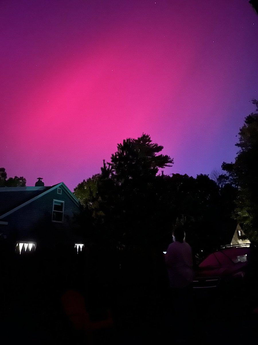 AndyCart96's tweet photo. @RobWrightImages @CelebrityCruise View from Forest Ave Portland ME #aurora #geomagneticstorm #northernlights https://t.co/RU85akXiTK