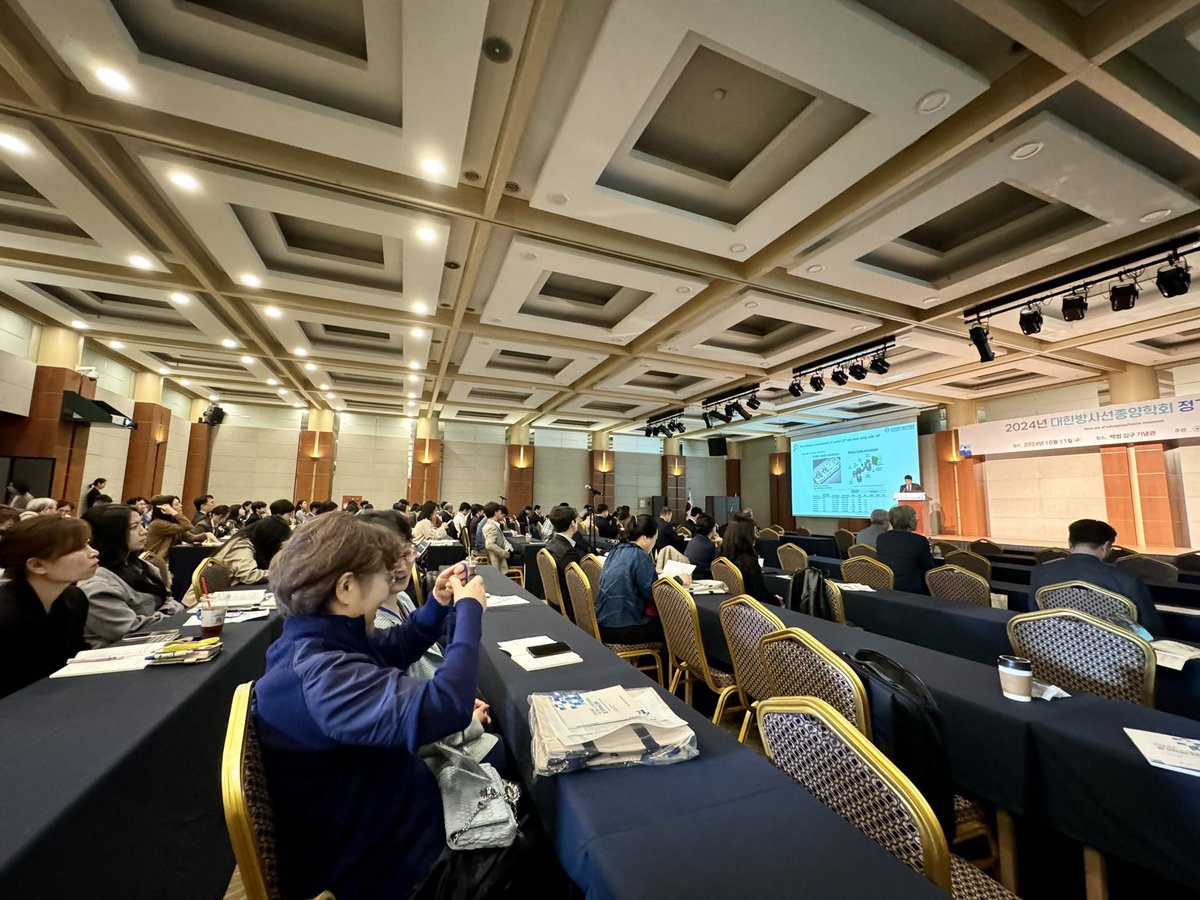 lthoon0420's tweet photo. Typically, we have a separate room for abstract presentations, but due to the ongoing physician-government conflict, they’ve been integrated into the main sessions this year. Still, we have several dozen abstracts, and the participants’ enthusiasm is incredible! https://t.co/e2IxOnfLGq