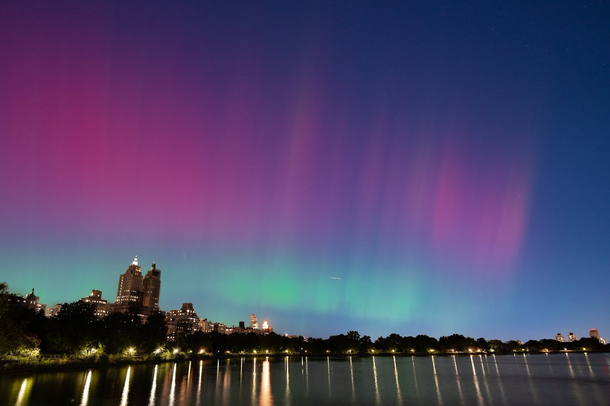 davidlei's tweet photo. The remarkable sight of the Northern Lights over the Upper West Side and the Jacqueline Kennedy Onassis Reservoir in Central Park around 10pm tonight. https://t.co/kESwfsJHLm