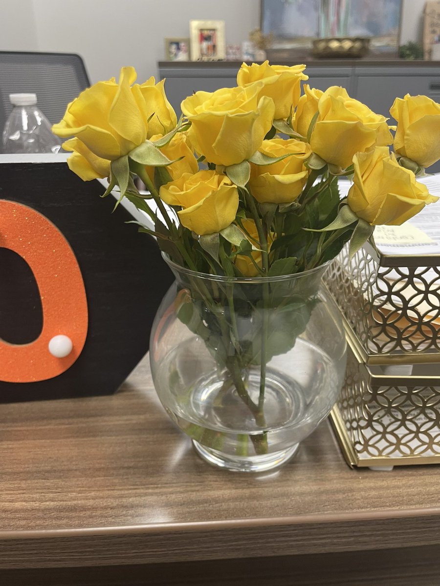 MrsHankinsClass's tweet image. My goal as my first full year as an AP is to be a servant leader, and support, encourage, and grow others. I don’t need recognition or a thank you, but it sure brought me joy when I walked in my office and one of my teachers showed their appreciation. 💛 
@KirkElementary #KirkCan