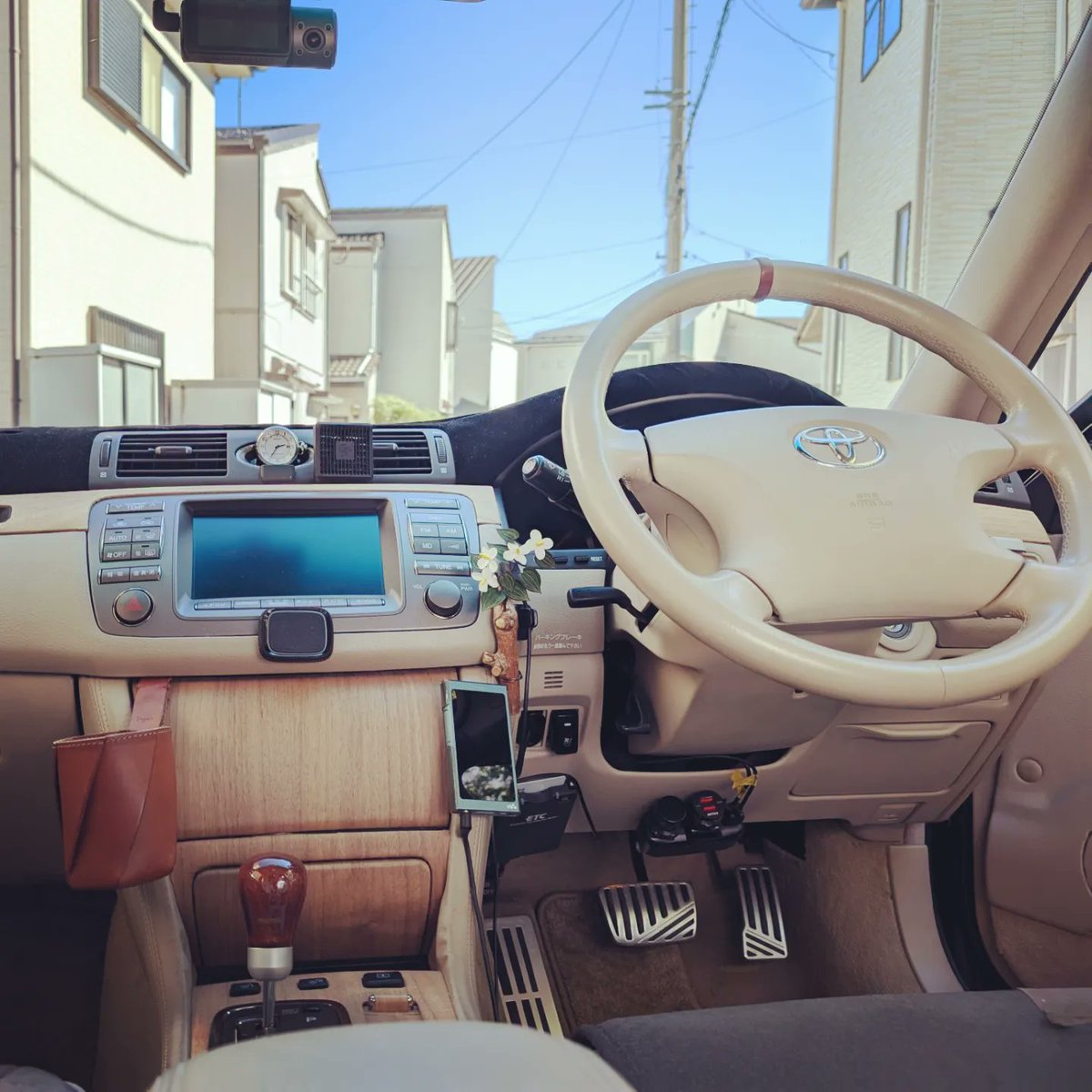 ichijo's tweet photo. @iwagumaru 9/7にメルカリでドクダミのブローチを購入させていただいたものです。先日はありがとうございました！
実は車に花を生けたくて探していたんです。おかげさまでいつも運転するとき癒されてます！😆 https://t.co/SewI5CH8MA