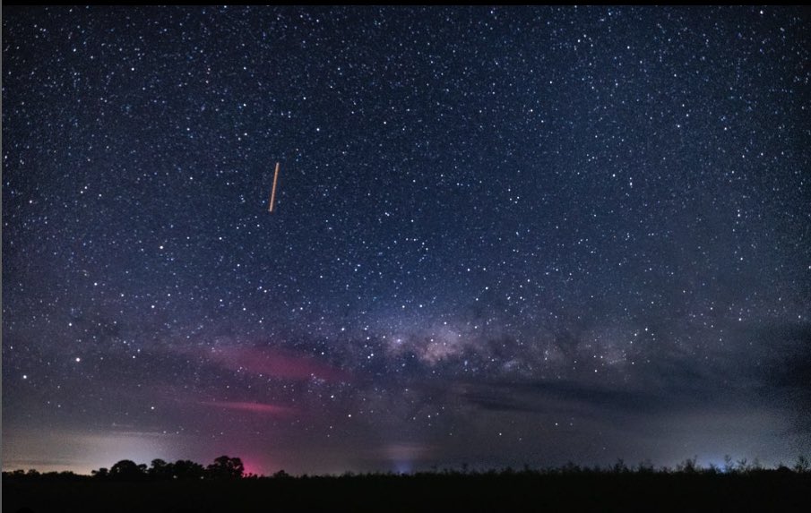 A slightly long exposure of the Milky Way from Berrigan Golf Course, NSW with #AuroAustralis red reflected in the satellite streak

More at instagram.com/yabbyinthecook/

instagram.com/p/DA8dMxeSRSv/…