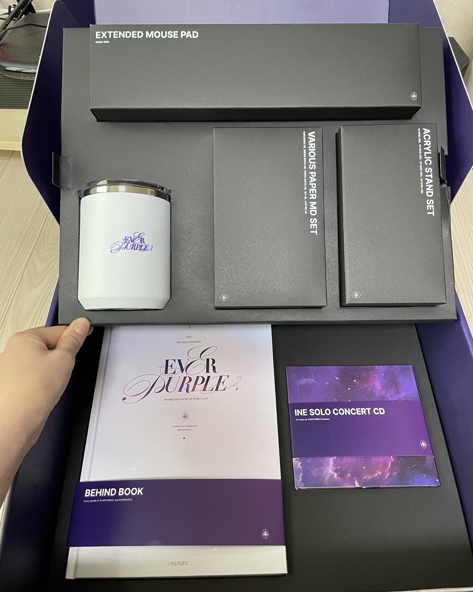 아이네님과 홍보팀 내에서 함께한 에버퍼플 팀원들께 선물을 주고 싶다는 얘기가 나와, 꽤 오랜 기간 공을 들여 Thank you gift를 준비했습니다. 드디어 배송이 완료되어 이제야 자랑할 수 있게 됐네요.

콘서트 이후에도 함께 너무 고생 많이 해주신 윔님, PR팀 감사링! 아이네 최고야