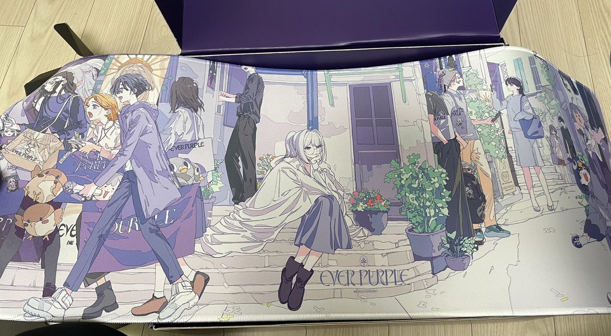 그리고 실물 앨범도 별도로 디자인해서 뽑았습니다. 장패드는 비하인드 장패드만 뽑았는데, 출력 색감을 이미지랑 최대한 유사하게 뽑으려고 채도 차이를 두며 샘플 비교를 거쳐 발주했답니다. 너무 마음에 들어요.