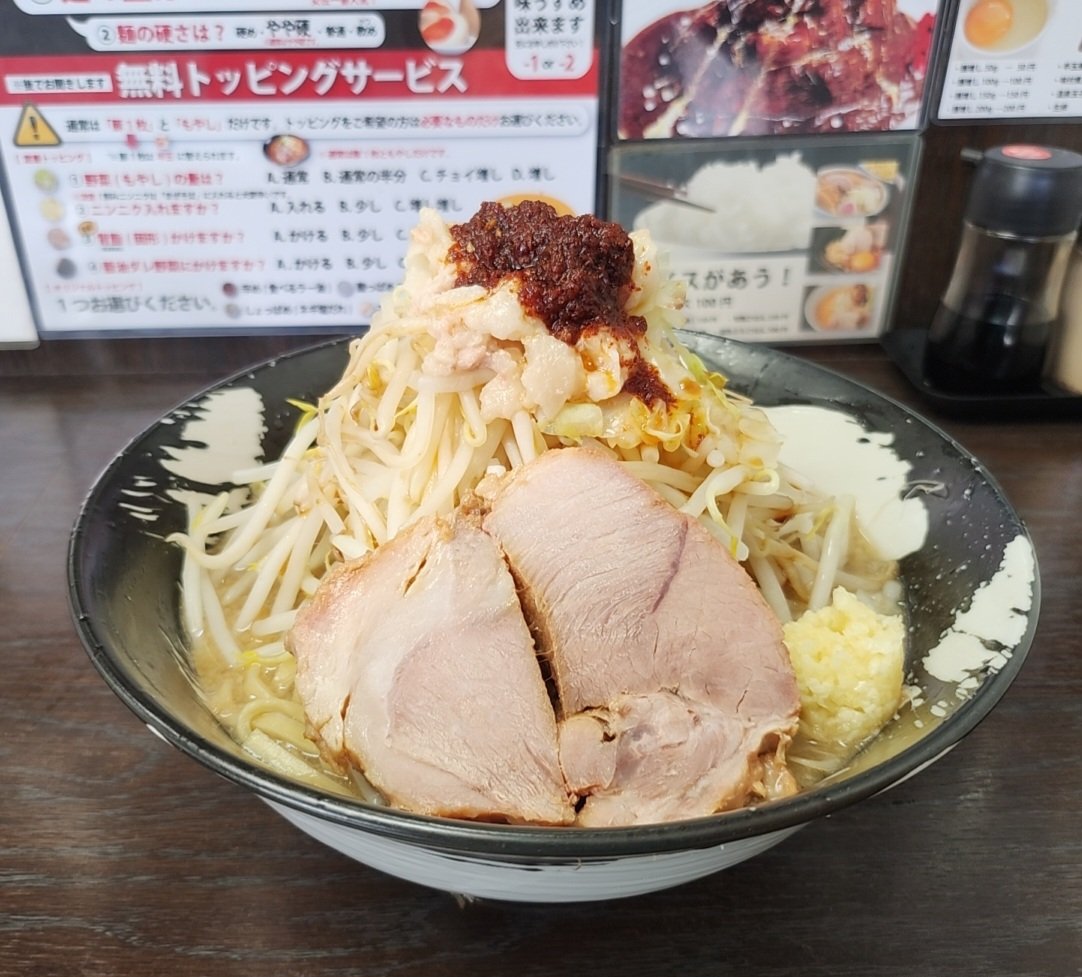 zenmasikun's tweet photo. 2024/10/11　🆕ラーメン樹
【注文&amp;コール】ぶっかけ濃厚醤油 200g
全マシ+辛め(食べるラー油)
スープはしっかり濃いめ、麺は中太ストレート、チャーシューは噛みごたえのある固め、野菜はシャキシャキ🥗
好みの味であっという間にペロリだよっと😋
#二郎系 #ラーメン #マシ #池袋 #要町 https://t.co/KOpMZHFgd7