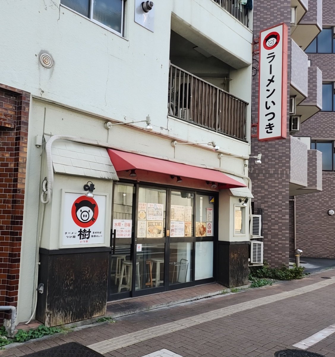 zenmasikun's tweet photo. 2024/10/11　🆕ラーメン樹
【注文&amp;コール】ぶっかけ濃厚醤油 200g
全マシ+辛め(食べるラー油)
スープはしっかり濃いめ、麺は中太ストレート、チャーシューは噛みごたえのある固め、野菜はシャキシャキ🥗
好みの味であっという間にペロリだよっと😋
#二郎系 #ラーメン #マシ #池袋 #要町 https://t.co/KOpMZHFgd7