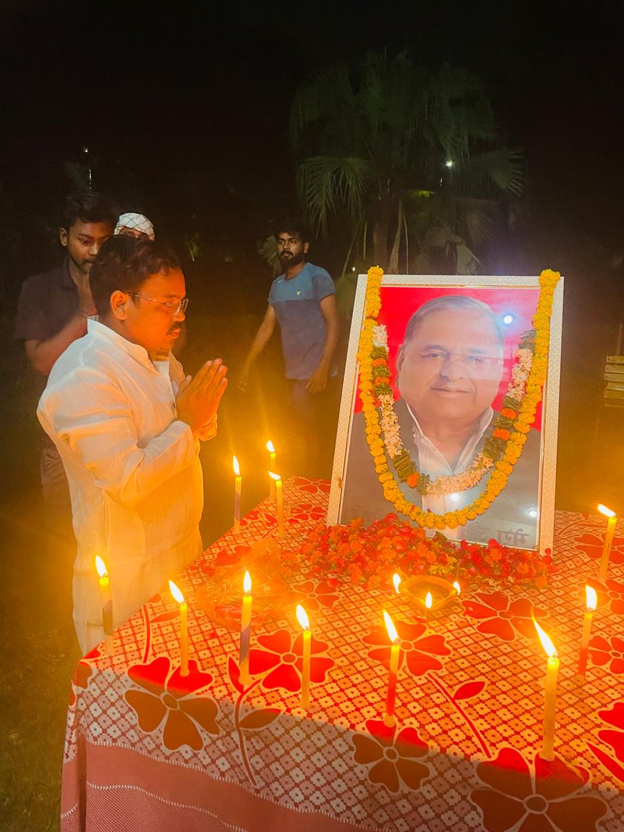 ArvindSaroj14's tweet photo. आज श्रद्धेय नेता जी के पुण्यतिथि के अवसर पर अपने #पंत_छात्रावास_आईएस/पीसीएस ट्रेनिंग सेंटर चैथम लाइन में एवं #बालसन_नेहरू_पार्क में पार्टी के नेता तथा छात्रावास में अन्त:वासियों के साथ नेता जी के प्रतिमा पर पुष्प अर्पित कर विनम्र श्रद्धांजलि मनाया... https://t.co/EoFXMGd8AB