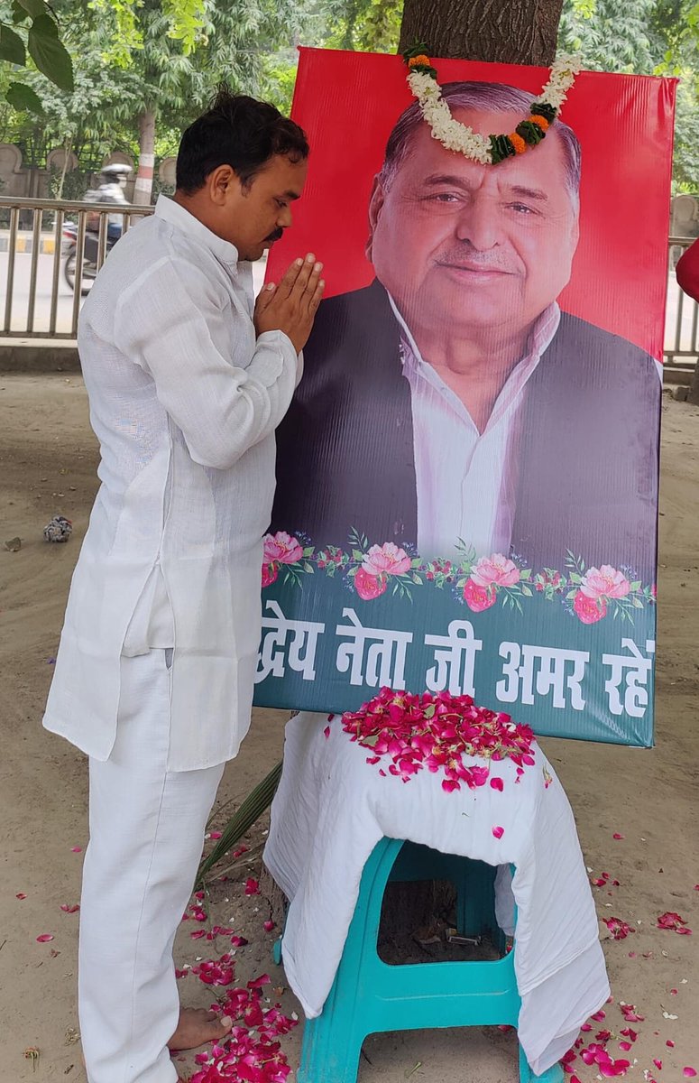 ArvindSaroj14's tweet photo. आज श्रद्धेय नेता जी के पुण्यतिथि के अवसर पर अपने #पंत_छात्रावास_आईएस/पीसीएस ट्रेनिंग सेंटर चैथम लाइन में एवं #बालसन_नेहरू_पार्क में पार्टी के नेता तथा छात्रावास में अन्त:वासियों के साथ नेता जी के प्रतिमा पर पुष्प अर्पित कर विनम्र श्रद्धांजलि मनाया... https://t.co/EoFXMGd8AB
