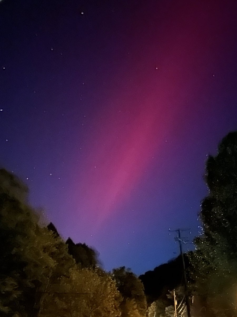 DelphiDaeVT's tweet photo. More northern lights tonight and a cryptic reveal of me dropping my phone into the grass 🌌😅 https://t.co/CsJUzu6GUu