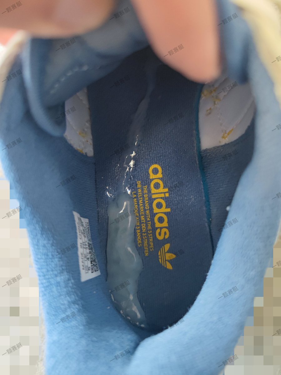 #扫楼 #打胶 #射鞋 #扫楼打胶 国庆假期如愿把楼上小姐姐的这双阿迪给胶了。看她朋友圈出去旅游，而把这双鞋留给了我，那我就不客气啦。包裹感和触感都是一流，而且没什么味道，真是超级舒服，射了个爽。看到鞋架上我常玩的椰子不见了，应该是被穿走了。等她回来再去玩被踩了一路的椰子嘿嘿