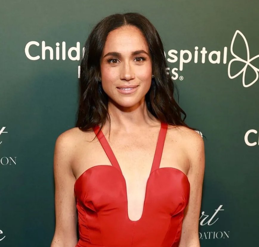 FrontGrid101's tweet image. Compare and contrast: #Megzilla then and now. How much money did she spend trying to look like Julia Roberts/PrincessCatherine??? Safe to say #PrinceHarry’s inheritance money is all on her face?🤑 Pushing 50 but still trynna look (and dress) in her 20s. Ahhh the desperation!