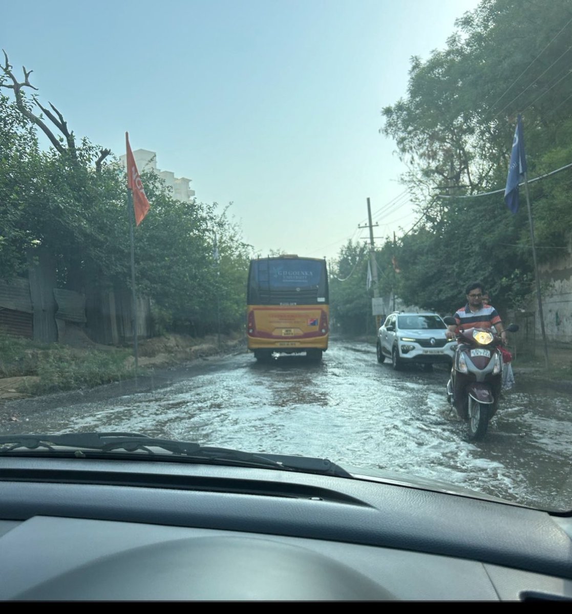 pandey_ims's tweet photo. @MCManesar @OfficialGMDA @NayabSainiBJP 
We 800 families of 84 gurgaon one are living in hell since last one year. Road is in pathetic condition, kids have to cross knee dip sewage water daily to go to school, daily accidents and no solution till now. https://t.co/30hBvkFMqF
