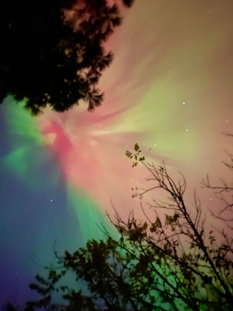 Alliston ontario northern lights tonight.  Wtf