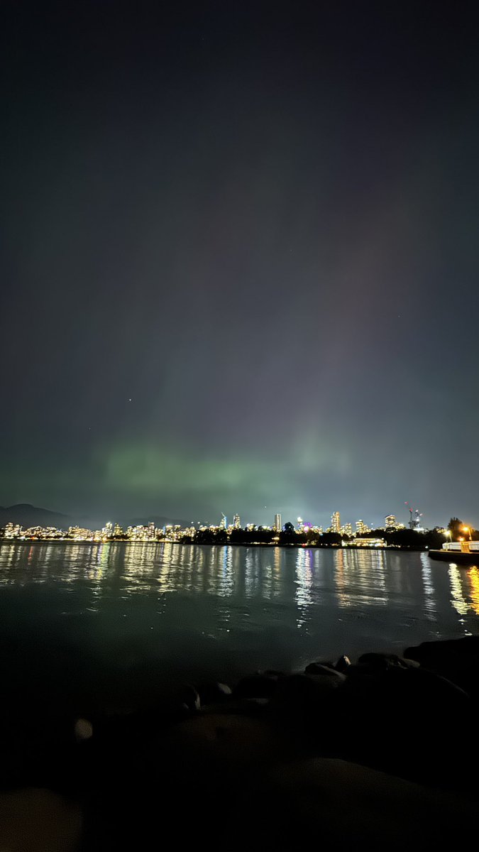 AnaIsabelZepeda's tweet photo. Me vine a la playa a presenciar la Aurora Boreal, es la segunda vez que me toca verla en vivo y la más nítida y potente 👌🏼 se va moviendo y abarcando más espacio. https://t.co/Wt6rD2KfgM