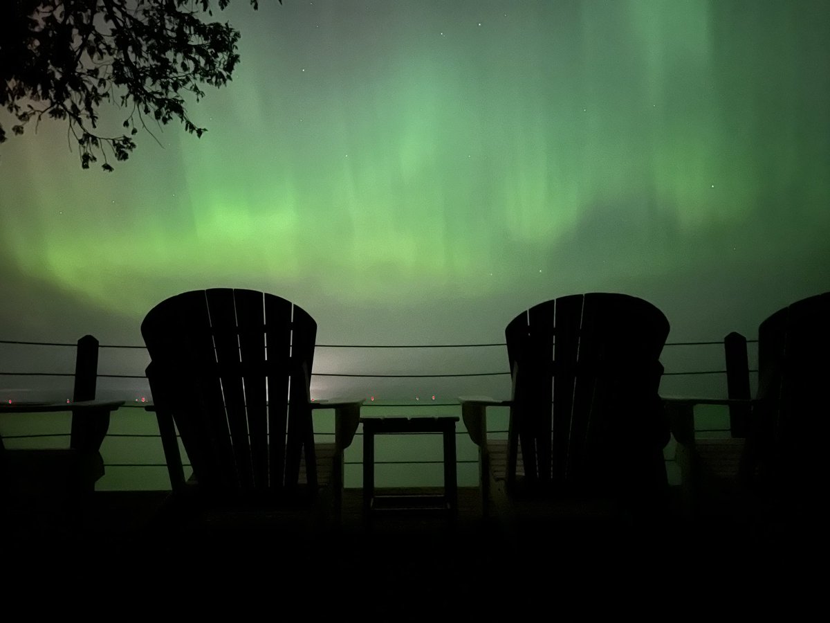BobProfita's tweet photo. First time seeing the Northern Lights with my own eyes.  I wasn’t expecting to see this when I looked up. So fascinating! Sturgeon Bay, WI. #northernlights #sturgeonbay https://t.co/SEcLfmvDKq