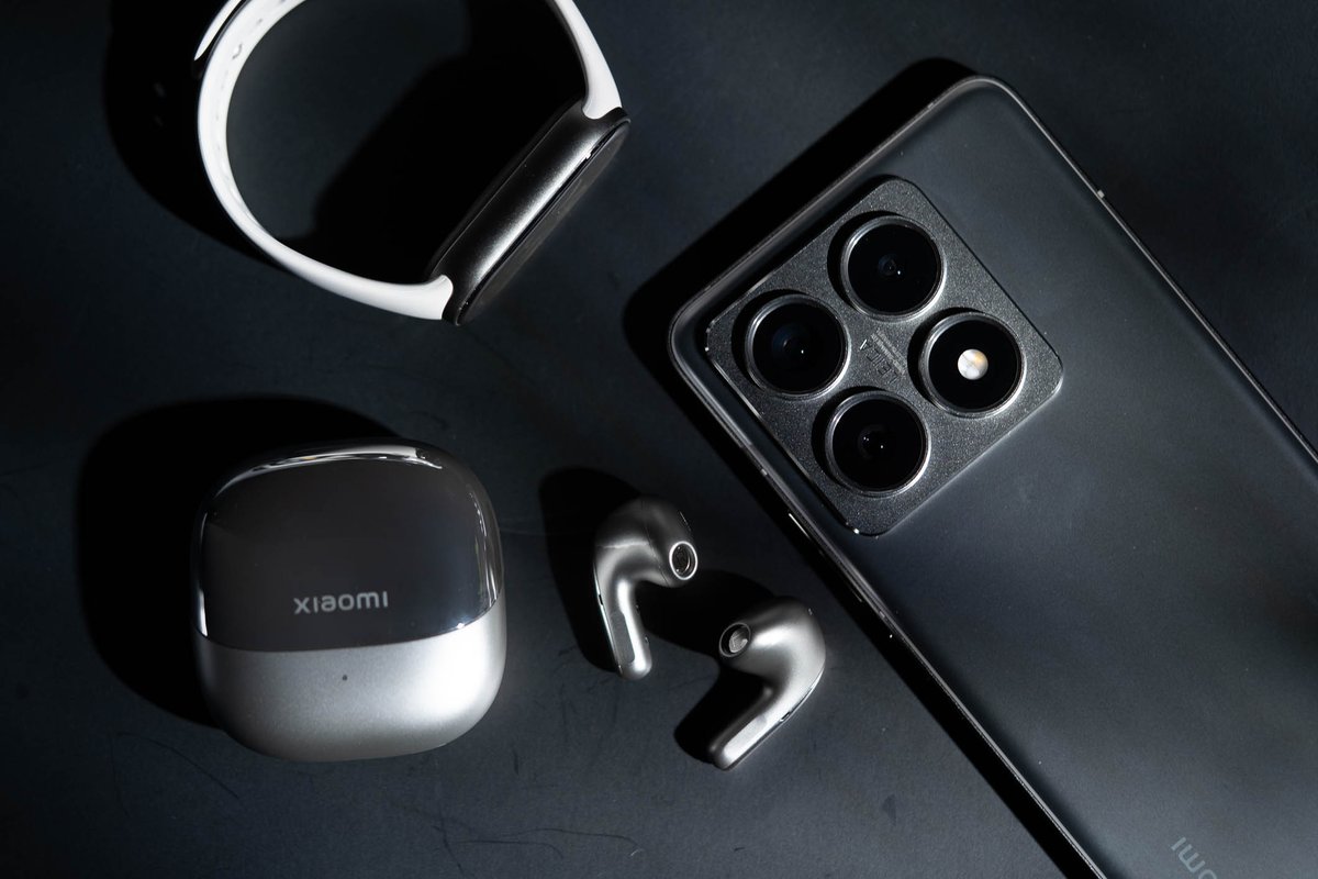 XiaomiThailand's tweet image. ✨จะดีแค่ไหน...  ถ้าคุณมีคอลเลคชั่นสี Titan Gray แบบจัดเต็ม ไม่ว่าจะเป็นสมาร์ทโฟน สมาร์ทแบนด์ หรือหูฟัง คลุมโทนแบบมีสไตล์ แถมฟีเจอร์ใช้งานแบบจัดเต็ม 
.
📍เป็นเจ้าของได้แล้ววันนี้ : bit.ly/Xiaomi-14T-Ser…

#Xiaomi14TSeries #OnlyAtNight #AdvancedAI #Xiaomi14T #Xiaomi14TPro